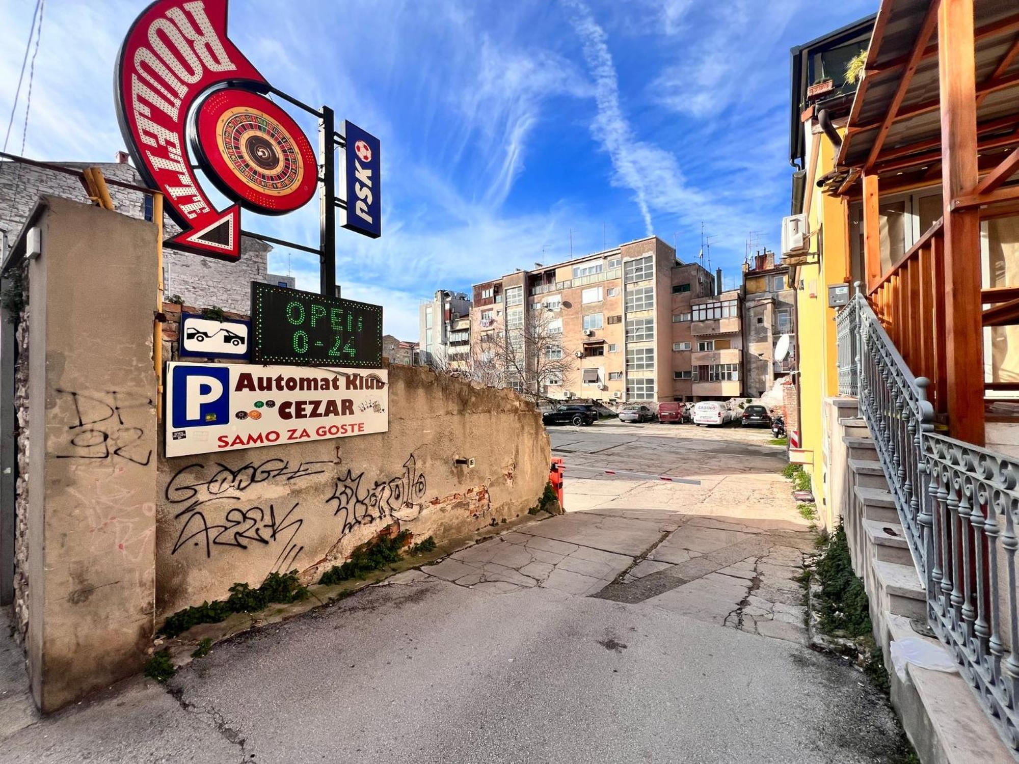 Arta Apartments City Center - With Private Parking Pula Exterior foto