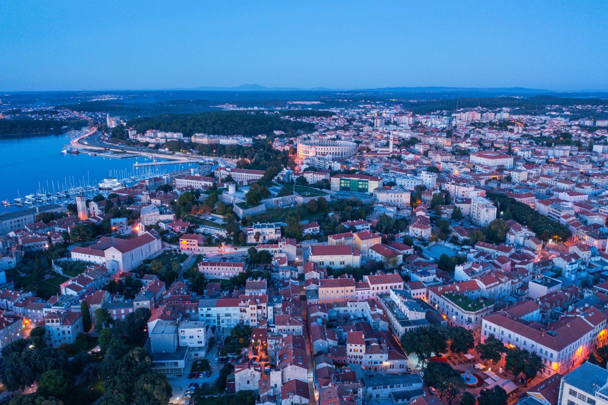 Arta Apartments City Center - With Private Parking Pula Exterior foto