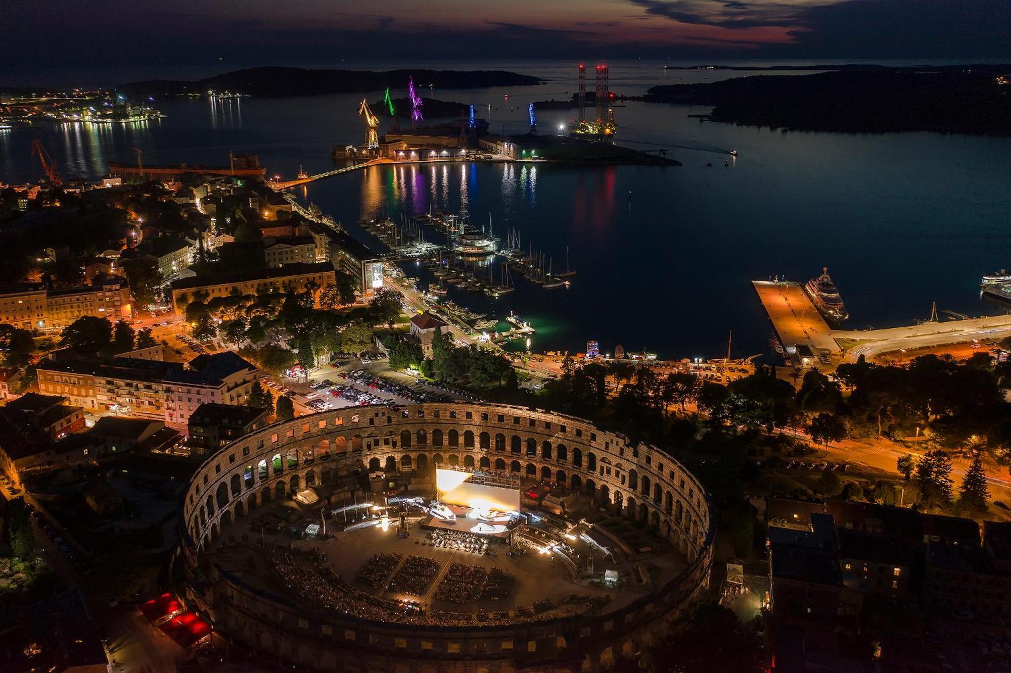 Arta Apartments City Center - With Private Parking Pula Exterior foto